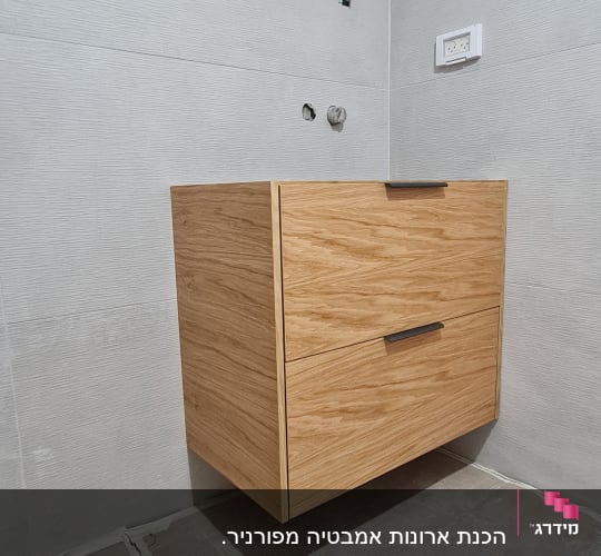 ארון עץ מותקן על קיר בחדר אמבטיה